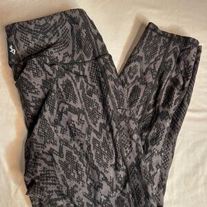 torrid Black and Charcoal Snake-Print Active Leggings Size 1